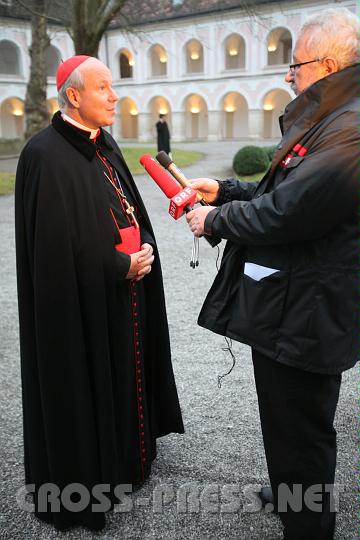2010.11.15_16.52.14.jpg - Beim TV-Interview ging Kardinal Schnborn hart ins Gericht mit den Plnen auf dem Rcken der Familien das Budget zu sanieren.