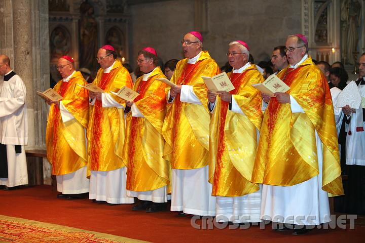 2010.11.15_19.07.25.jpg - Sogar die Bischöfe brauchen "Schwindelzettel", wenn sie die Messe auf Lateinisch feiern.  ;)