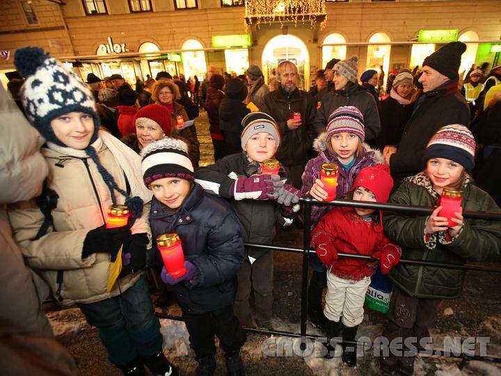 2010.12.04_17.40.22.jpg - Wie immer viele Kinder bei der Lichterkette.