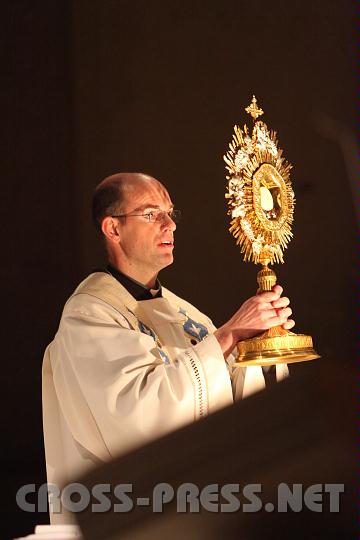 2010.12.07_22.47.59.jpg - Pfarrer Gottfried Hofer erteilt den eucharistischen Segen.