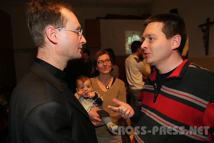 2011.01.15_17.17.43.jpg - WB Turnovszky nach dem Vortrag im Foyergespräch mit Familien.