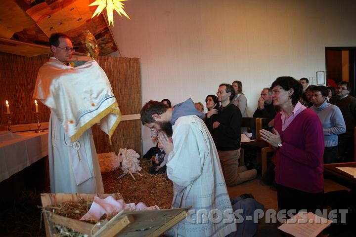2011.01.15_15.42.26.jpg - Eucharistiche Segen spendete Weihbischof Stephan Turnovszky.