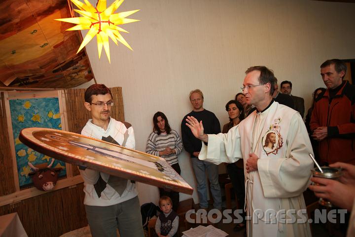 2011.01.15_15.45.40.jpg - Weihbischof Turnovszky segnet eine selbst gemalte Marienikone, ein Geschenk von einer der Familien an die Gemeinschaft.