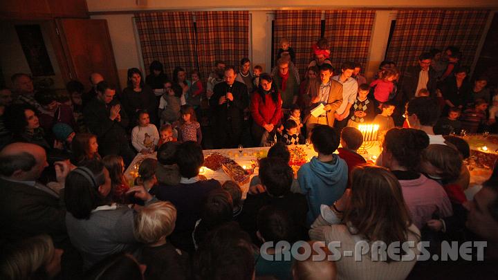 2011.01.15_18.08.23.jpg - Weihbischof Stephan Turnovszky segnet die Geburtstagstorte, die reichliche Agape und alle Anwesenden.