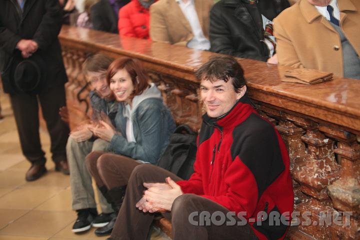 2011.03.19_11.34.40.jpg - Selten werden die Paparazzis so freundlich angelächelt wie bei den Lorettos !  :)
