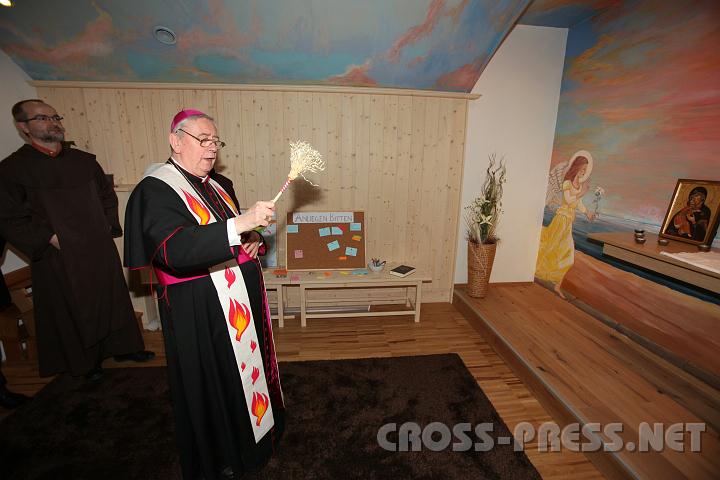 2011.03.19_12.04.03.jpg - Die gemütlich und farbenprächtig eingerichtete Kapelle im neuen geistlichen Zentrum der Lorettos wird von Diözesanbischof Ludwig Scharz gesegnet.