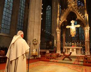 Feierliche Benediktion des Abtes Maximilian Heim Das Fest fing mit einem Rosenkranz an. Die Kreuzesreliquie wurde ausgesetzt und blieb während der ganzen Liturgie hindurch am Altar.