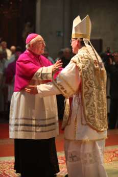 Gratulation bei der Messe Bischöfe, "AmtskollegInnen" und Mitbrü der gratulieren dem neuen Abt.