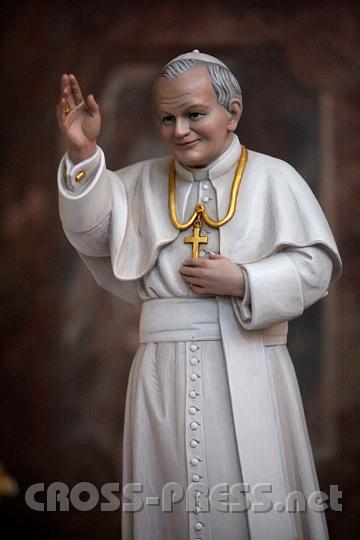 2011.05.07_11.05.40.jpg - Der "neuselige" Papst JPII, der viel für Familien und Jugend gemacht hat, war auch dabei. :)