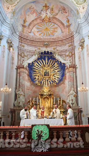 2011.05.07_17.07.22.jpg - Die räumige und sehr schöne Wallfahrtskirche bauten die Servieten, die Gemeinschaft der Seligpreisungen übernahm sie im Jahr 1993.
