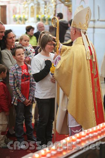 2011.05.07_17.31.46.jpg - Zum Abschluss der heiligen Messe gab Bischof Küng den Familien seinen bischöflichen Segen und legte jedem einzelnen Mitglied die Hand auf.