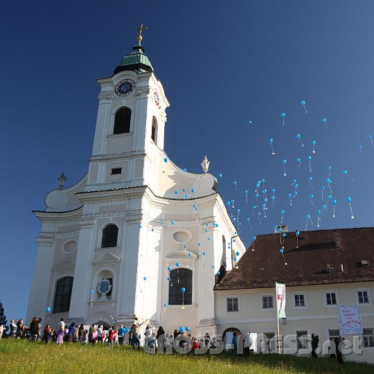 2011.05.07_17.53.01_s.jpg - Eine Botschaft von Maria Langegg in die Welt schickten die Familien per Ballonpost. :)