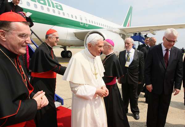 Papa Benedikt XVI. stupio na hrvatsko tlo Zagreb, 4.6.2011 - Papa Benedikt XVI. stupio je danas na hrvatsko tlo, a izlazeći iz zrakoplova, mašući im, pozdravio je hrvatske državne dužnosnike, biskupe i...