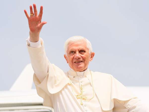 Papa Benedikt XVI. sletio u Zagreb Zagreb, 04.06.2011 - Papa Benedikt XVI. sletio je danas u zagreba�ku Zra�nu luku i tako po�eo svoj prvi posjet Hrvatskoj, �to je ujedno i �etvrti pastoralni...