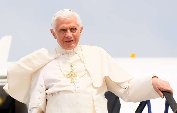 Papa Benedikt XVI. sletio u Zagreb Zagreb, 04.06.2011 - Papa Benedikt XVI. sletio je danas u zagrebačku Zračnu luku i tako počeo svoj prvi posjet Hrvatskoj, što je ujedno i četvrti pastoralni...
