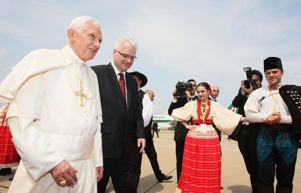 Papa Benedikt XVI. stupio na hrvatsko tlo Zagreb, 4.6.2011 - Papa Benedikt XVI. stupio je danas na hrvatsko tlo, a izlazeći iz zrakoplova, mašući im, pozdravio je hrvatske državne dužnosnike, biskupe i...