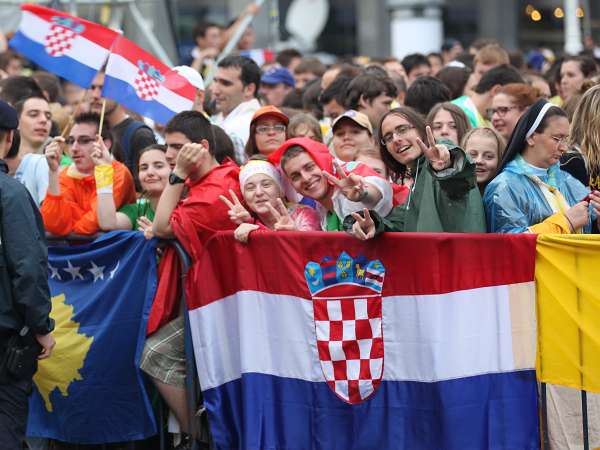 Papst Benedikt XVI in Kroatien 2011 - Vigil mit Jugendlichen Junge begeisterte, katholische und offensichtlich sehr patriotische Kroaten. :)