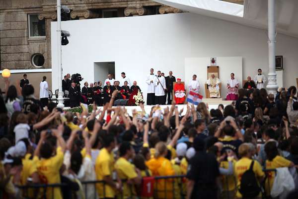 Papst Benedikt XVI in Kroatien 2011 - Vigil mit Jugendlichen Die Jugendlichen jubeln ihrem 'Papa' zu.