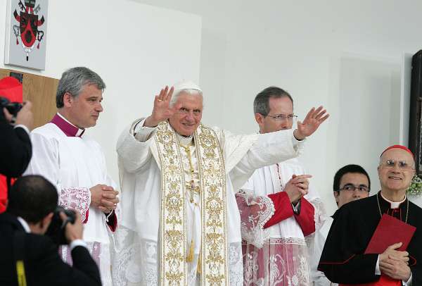 Papst Benedikt XVI in Kroatien 2011 - Vigil mit Jugendlichen Papst erfreut von der Liebesbekundung "Papa mi Te volimo" der Jugendlichen.