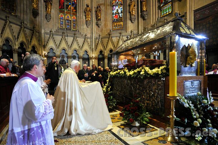 2011.06.05_18.26.08.jpg - Papst betet am Grab des seligen Märtyrers Kardinal Alojzije Stepinac.