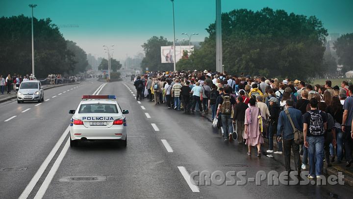 2011.06.05_07.24.55.jpg - Während das Fußvolk zu Fuß unterwegs ist, werden die Journalisten mit dem Bus wie VIPs (oder wie ein Verbrechertransport) von der Polizei eskoritiert.   ;)
