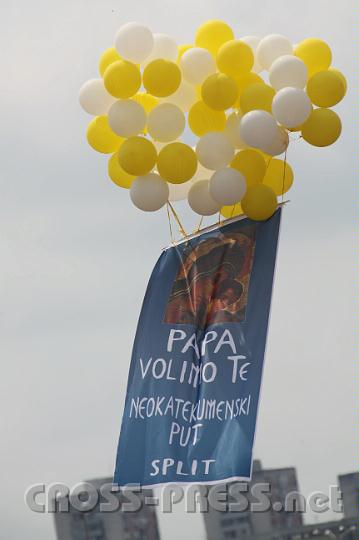 2011.06.05_10.56.14_01.jpg - "Papst, wir lieben Dich" steht auf diesem luftigen Transparent.