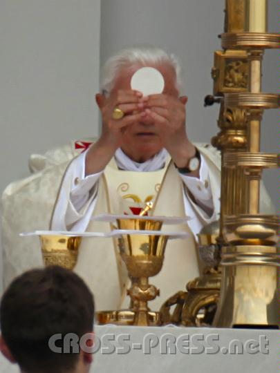 2011.06.05_11.41.40_c.jpg - Papst, der Mann hinter Jesus und zugleich der Fels unter Seiner Kirche.
