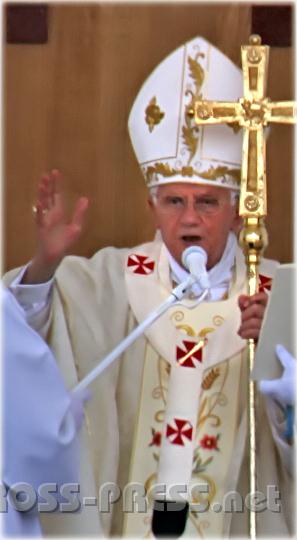 2011.06.05_12.36.58_c.jpg - Abschlusssegen des Papstes.