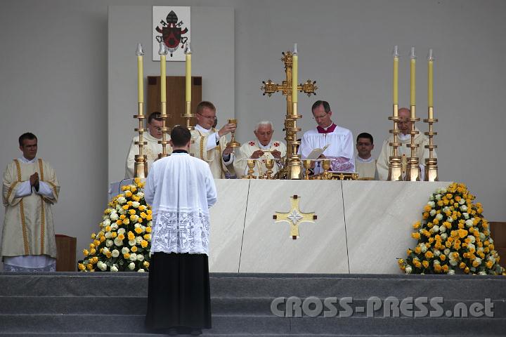2011.06.05_11.45.56.jpg - Papst bringt Opfergaben dar.