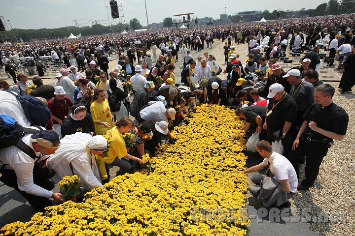 2011.06.05_12.46.53.jpg - Die "Papstblumen" sind ein sehr begehrtes Erinnerungsstück.  :)