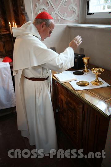 2011.06.19_18.44.10.jpg - Kardinal Schönborn segnet die neuen Messutensilien.