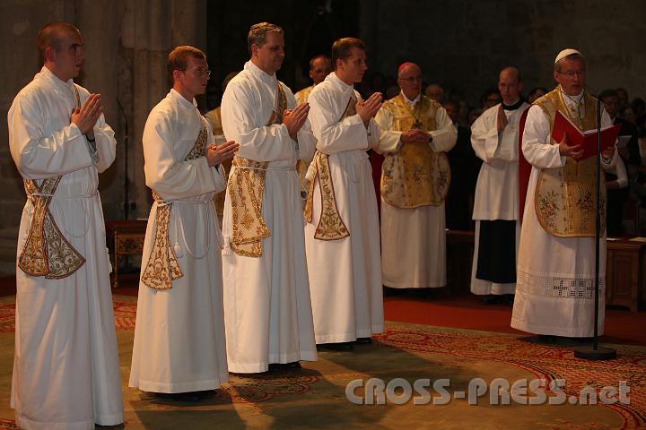 2011.06.19_16.19.04.jpg - Die Priesterkandidaten kamen, nachdem sie laut aufgerufen wurden, zum Altar.