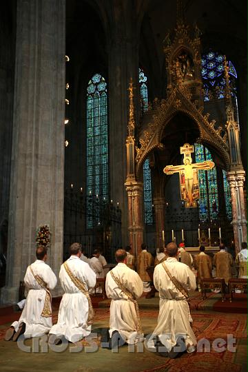 2011.06.19_16.47.33.jpg - Alle gemeinsam beten kniend zu Gott um Gnade und Segen für die angehenden Priester.
