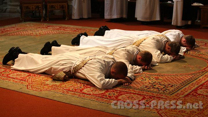 2011.06.19_16.55.04.jpg - Die Prostration als Zeichen der Demut vor Gott ist ein wesentlicher Teil der Priesterweihe.