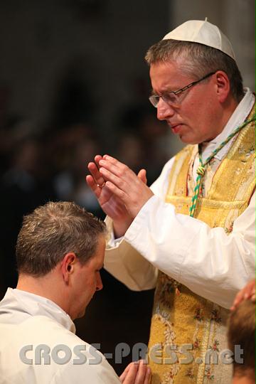 2011.06.19_17.07.49.jpg - Nach Kardinal Schönborn legen Abt Maximilian Heim und alle anderen anwesenden Priester ihre Hände auf.