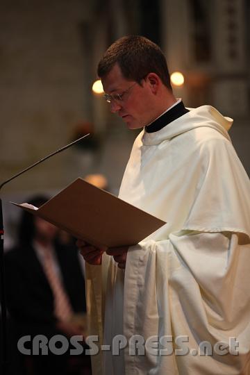 2011.08.15_14.55.47.jpg - P.Johannes Paul leitet in die Liturgiefeier ein.