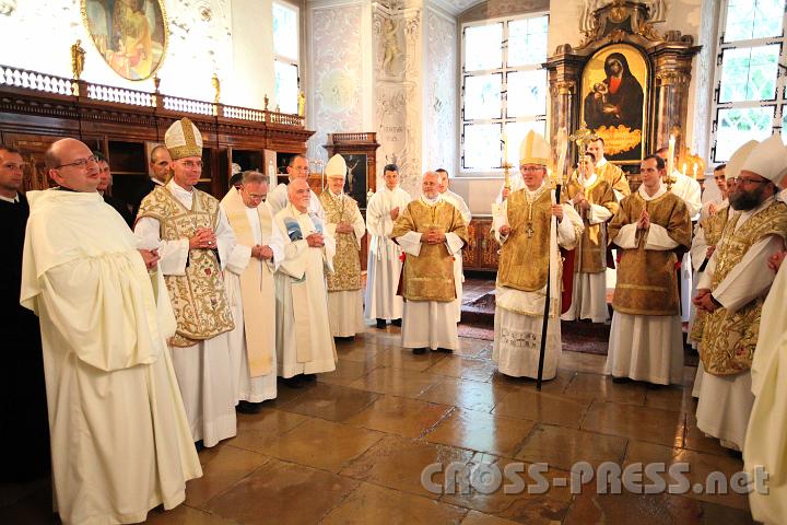 2011.08.15_17.20.59.jpg - Nach der hl.Messe bedankt sich P.Severin in Namen der Professanten für Führung zum Pfoffes und für Aufnahme.