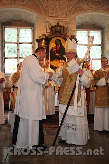 2011.08.15_17.25.55.jpg - Abt Maximilian Heim bedankt sich beim P.Karl Wallner für seine langjährige Dienste als Zeremoniar.