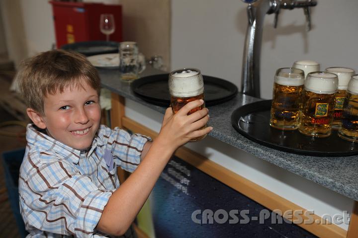 2011.08.15_17.47.37.jpg - Im Heiligenkreuz gibt's nur das Beste: junge Mann bringt seinem Papa Bier von Premonstratenserstift Schlägl.