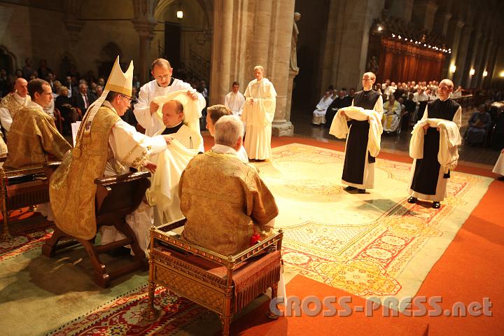 2011.08.15_16.26.11.jpg - Abt Maximilian und P.Karl halfen den Professanten bei Einkleidung.
