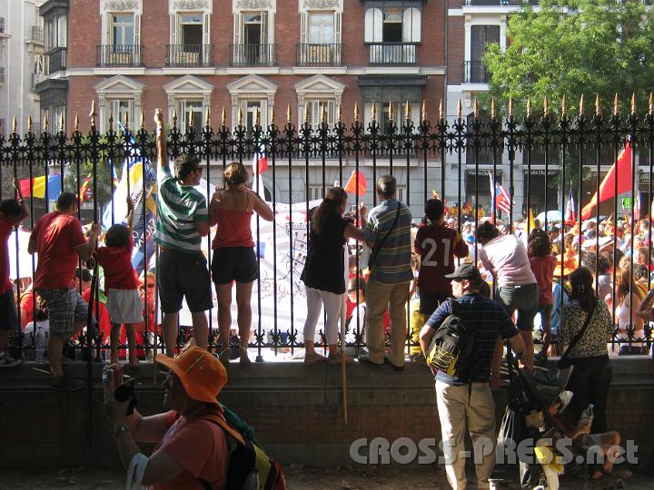 2011.08.18_18.42.37.jpg - Ankunft und Begrüßung des Papstes am Zaun des Retiro-Parks.