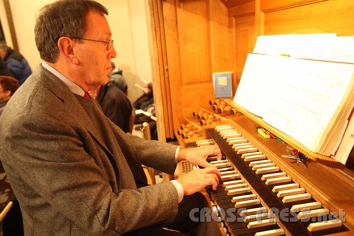 2011.11.13_18.22.24.jpg - Am Orgel spielte Dr. Gottfried Holzer.
