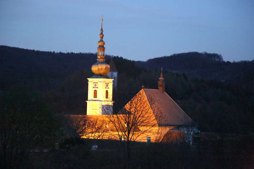 Heilige Woche 2012 im Stift Heiligenkreuz - Motive & Menschen Mitten im dunklen Wienerwald leuchtet Stift Heiligenkreuz.