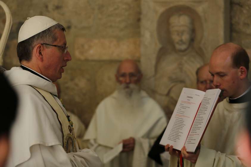 Karwoche und Ostern 2012 im Stift Heiligenkreuz Abt Maximilian Heim eröffnet die Fußwaschungszeremonie mit einem Gebet.