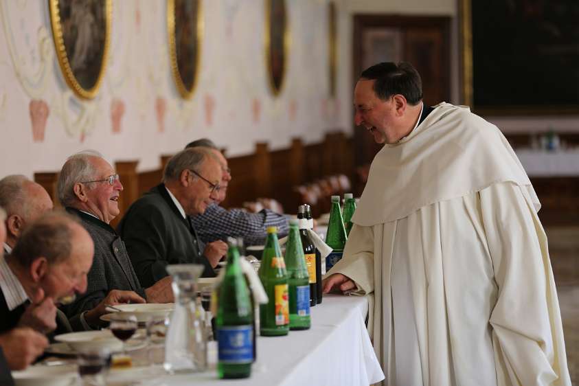 Karwoche und Ostern 2012 im Stift Heiligenkreuz P. Bernhard Vosicky bedient die "Apostel" im Speisesaal.