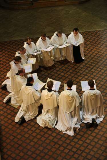 Karwoche und Ostern 2012 im Stift Heiligenkreuz Knieend singt und betet die Stifts-Schola.