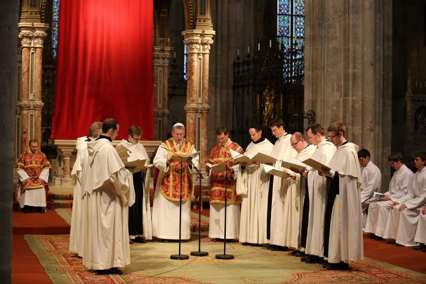 Karwoche und Ostern 2012 im Stift Heiligenkreuz Das Passionsevangelium himmlisch und ergreifend gesungen von der Schola des Stiftes, verstärkt durch Abt Maximilian Heim.