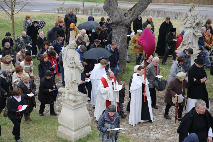Heilige Woche 2012 im Stift Heiligenkreuz - Kreuzweg Der Kreuzweg wurde von Pater Simeon angeführt.