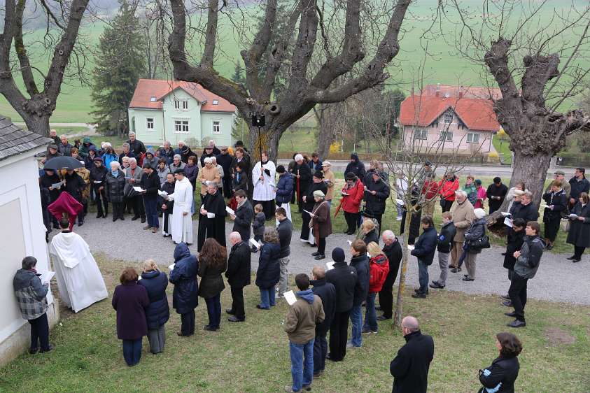 Heilige Woche 2012 im Stift Heiligenkreuz - Kreuzweg Die Reihen der Mitbeter entstanden ganz zufällig ...