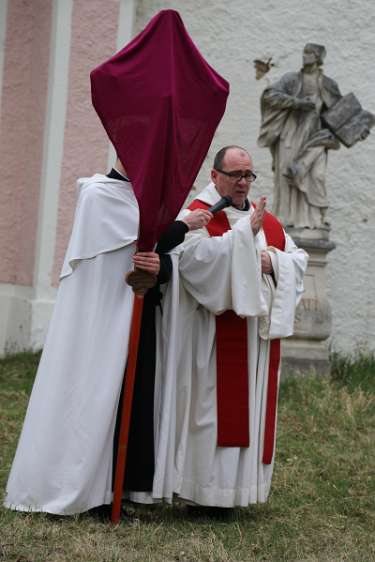 Heilige Woche 2012 im Stift Heiligenkreuz - Kreuzweg Prior P.Simeon Wester erteilt allen Mitbetern bei der letzten Station des Kreuzweges seinen Segen.